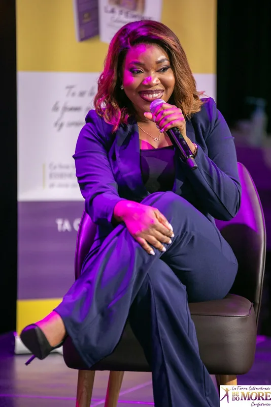 Tosin Adedi prenant la parole lors d’une conférence